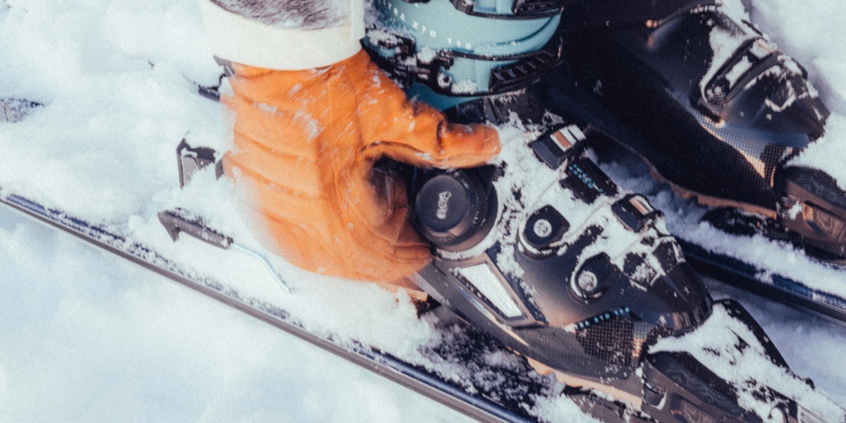 Woman wearing boa ski boot on. skis